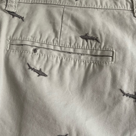 Men’s Old Navy Shark Print Shorts~Size 29 - Picture 9 of 10